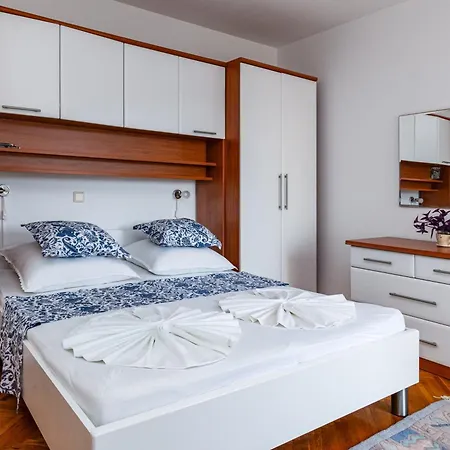 Apartment With A Parking Space Banjol, Rab - 5022